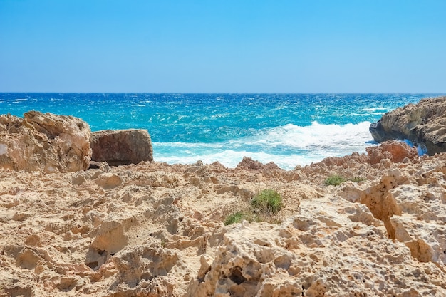 Schöner Strand mit Wellen