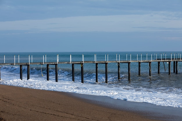 Schöner Strand und alter Pier