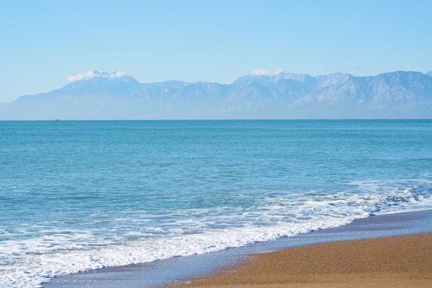 Schöner Strand und Berg