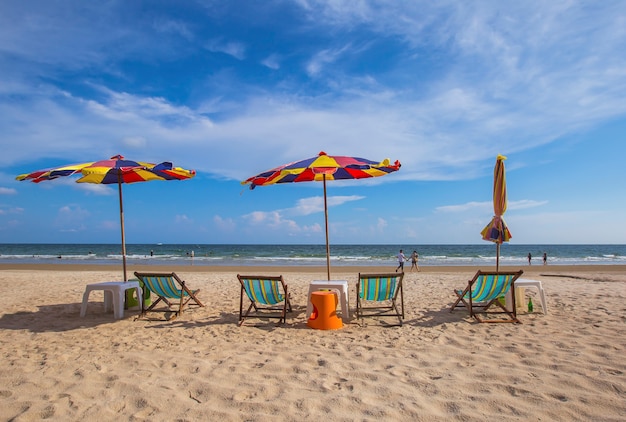 Schöner Strand und blauer Himmel