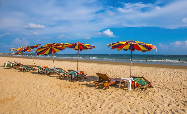 Schöner Strand und blauer Himmel