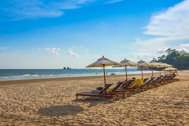 Schöner Strand und blauer Himmel