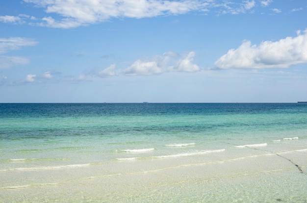 Schöner Strand und blauer Himmel