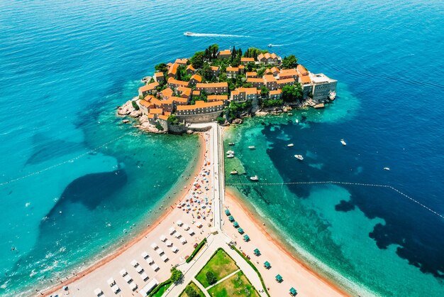 Schöner Strand und die Insel Sveti Stefan in der Nähe von Budva Montenegro Luxusresort am Adriatischen Meer