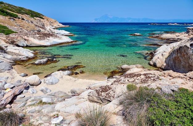 Schöner Strand und felsige Küstenlandschaft in Griechenland