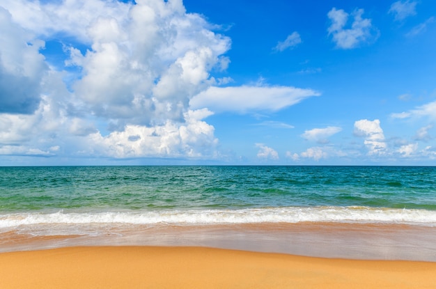 Schöner Strand und Meer mit blauer Himmelsoberfläche bei Mai Khao Beach Phuket, Thailand. sonniger Tag Reisezeitkonzept.