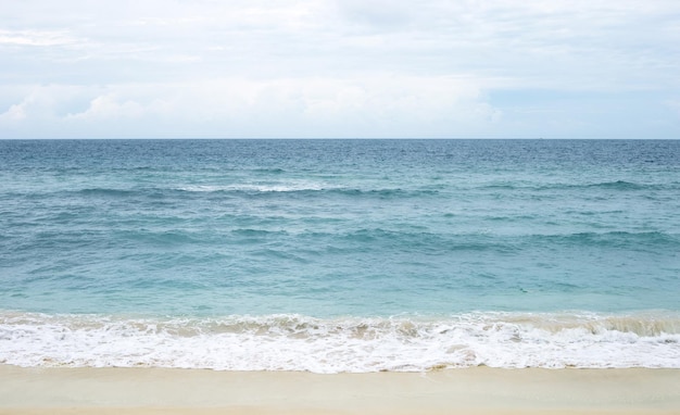 Schöner Strand und Meer Urlaubskonzept