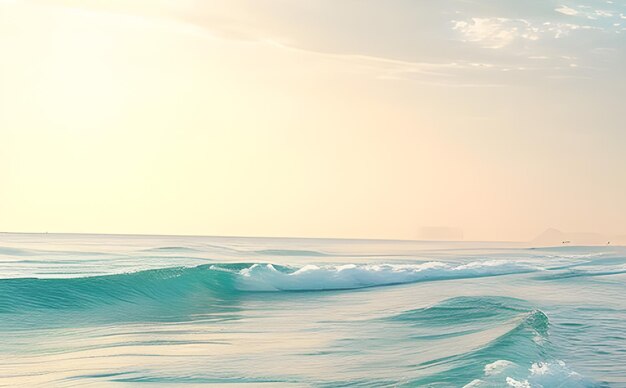 schöner Strand und sanfte blaue Meereswellen Sonnenuntergang Anblick auf dem Strand