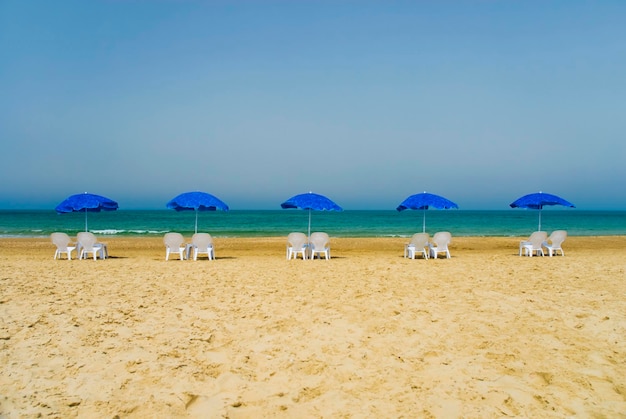 schöner Strand und tropisches Meer