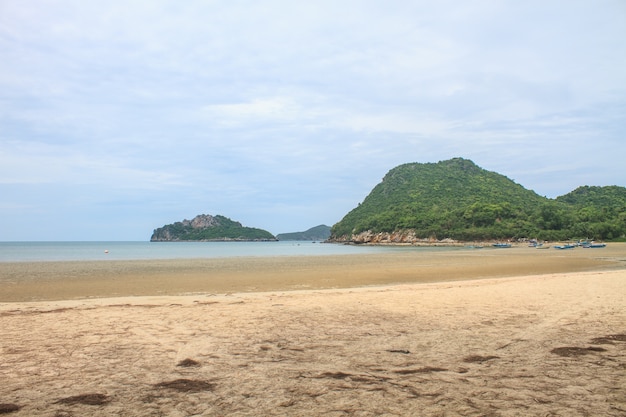 Schöner Strand und tropisches Meer