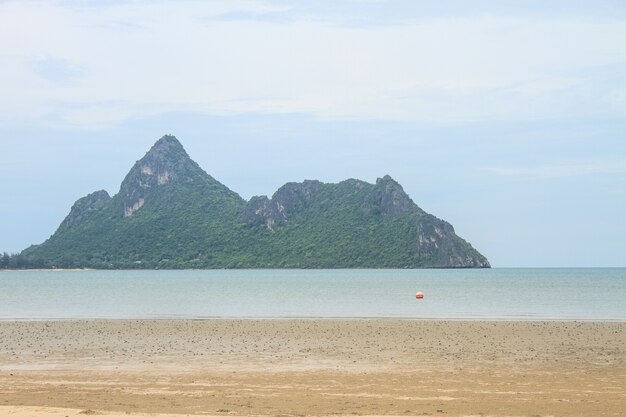 Schöner Strand und tropisches Meer