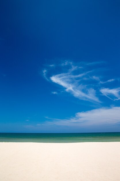 Schöner Strand und tropisches Meer