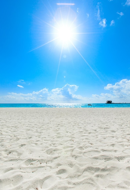 schöner Strand und tropisches Meer