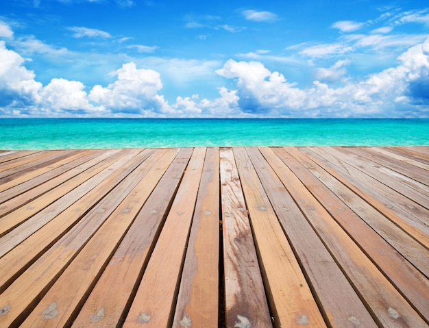 schöner Strand und tropisches Meer