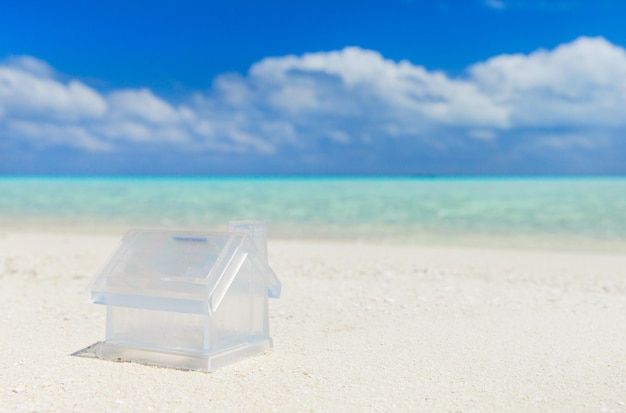 schöner Strand und tropisches Meer