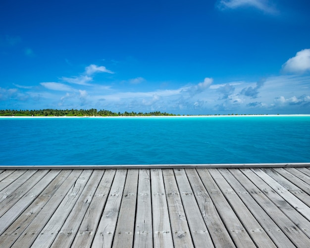 schöner Strand und tropisches Meer