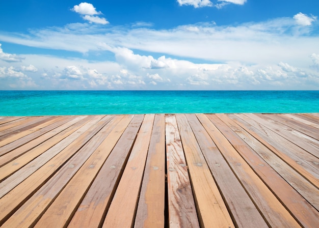 Schöner Strand und tropisches Meer