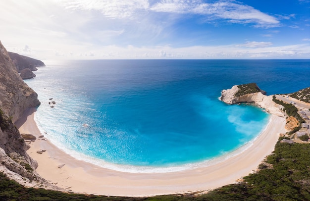 Schöner Strand und Wasserbucht aus der Luft an der spektakulären griechischen Küste. Türkisblaues, transparentes Wasser, einzigartige Felsklippen. Griechenlands Sommer-Top-Reiseziel, Insel Lefkada