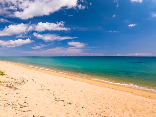 Schöner Strandhintergrund Unglaubliches Meer Ozean bei gutem Wetter Tag Natur Strand Sandhintergrund