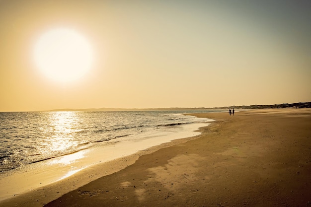 Schöner Strandsonnenuntergang auf der Insel Lamu, Kenia