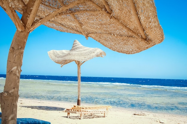 Schöner Strandurlaub auf Naturlandschaftshintergrund