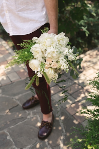 Schöner Strauß der weißen und grünen Blumen