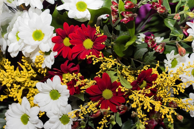 Schöner Strauß Frühlingsblumen