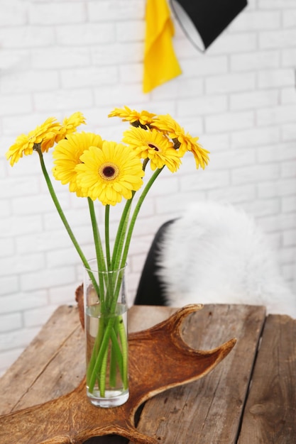 Schöner Strauß gelber Gerbera-Blumen auf Holztisch