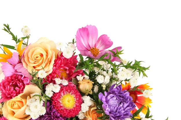Schöner Strauß heller Blumen isoliert auf weiß