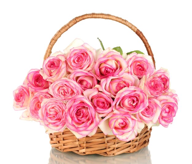Schöner Strauß rosa Rosen im Korb, isoliert auf weiß