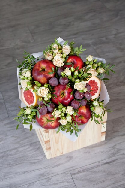 Schöner Strauß von Früchten und Blumen