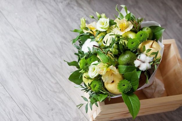 Schöner Strauß von Früchten und Blumen