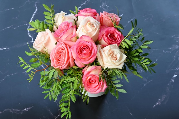 Schöner Strauß von rosa und weißen Rosen