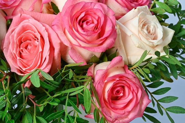 Schöner Strauß von rosa und weißen Rosen