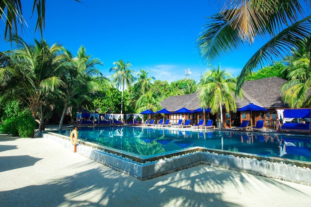 Schöner Swimmingpool im tropischen Erholungsort