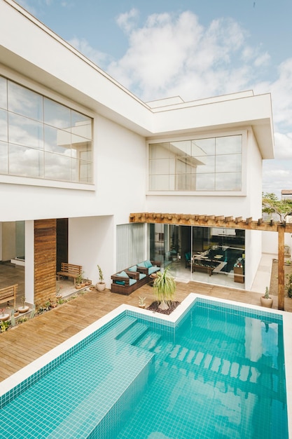 Foto schöner swimmingpool mit moderner hausstruktur