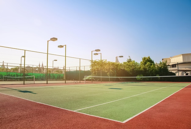 Foto schöner tennisplatz am sonnigen tag