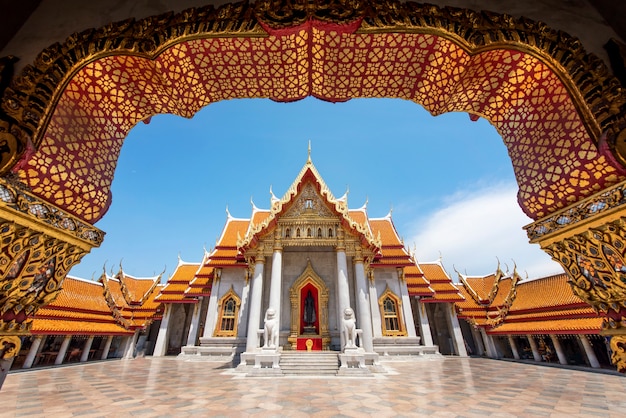 Schöner thailändischer Tempel Wat Benjamaborphit