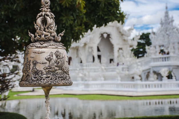 Schöner thailändischer weißer Tempel