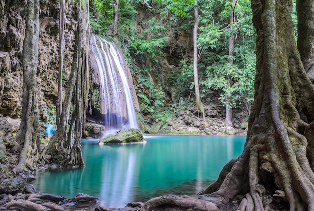 Schöner tiefer Waldwasserfall des Erawan-Wasserfalls in Kanchaburi, Thailand