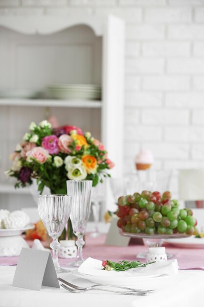 Schöner Tisch für Hochzeit oder andere Feier im Restaurant serviert