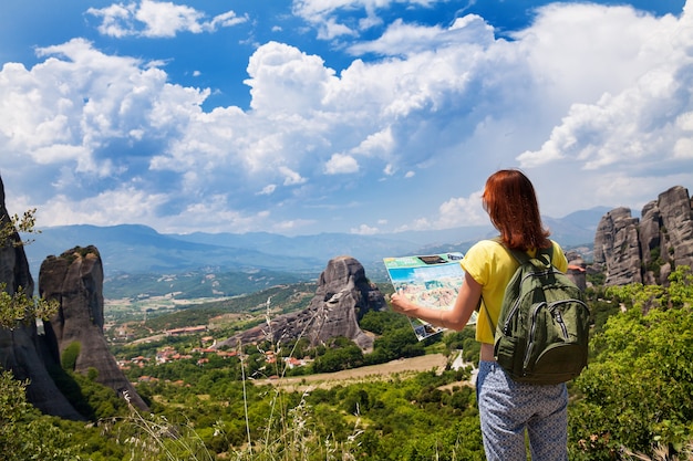 Schöner Tourist in Griechenland mit den Meteora-Klöstern im Hintergrund