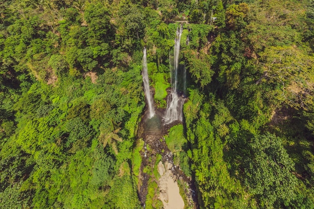 Schöner tropischer Sekumpul-Wasserfall in Bali Indonesien