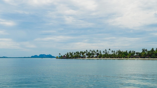 Schöner tropischer Strand an der Insel Koh Mook Koh Muk Thailand Hotel mit Palmen