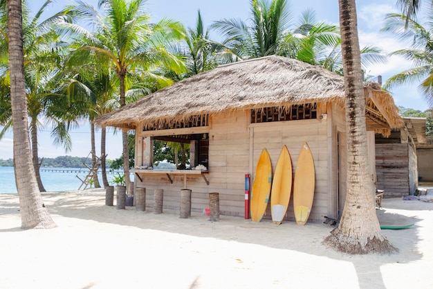 Schöner tropischer Strand bei Kohkham Trat Thailand.