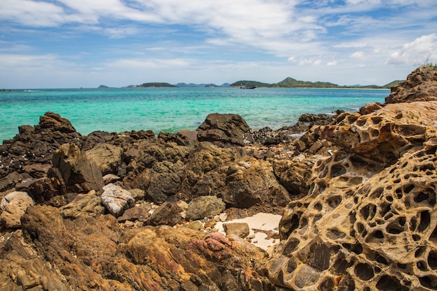 Schöner tropischer Strand in Sameasarn-Insel, Chonburi-Provinz, Thailand.