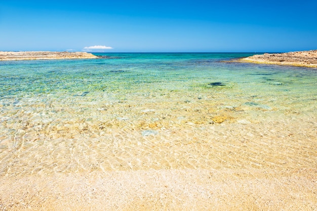 Schöner tropischer Strand mit türkisfarbenem Wasser und weißem Sand. Insel Kreta, Griechenland