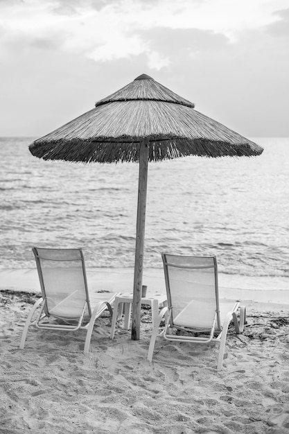 Schöner tropischer Strand mit weißem Sand und Palapa-Strohdach im karibischen Mexiko Sommerstrandhintergrund