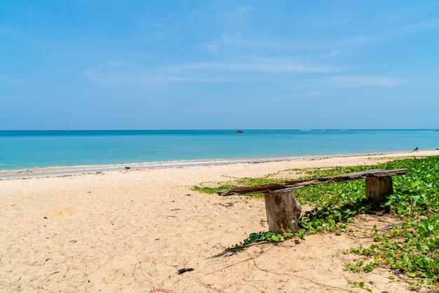 Schöner tropischer Strand und Meer in der Paradiesinsel