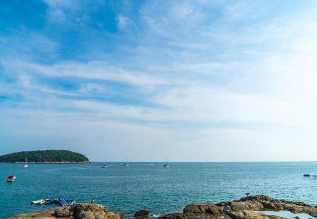 Schöner tropischer Strand und Meer